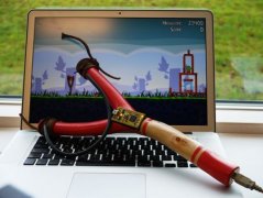 憤怒小鳥除了可以鼠標玩還可以用彈弓玩~